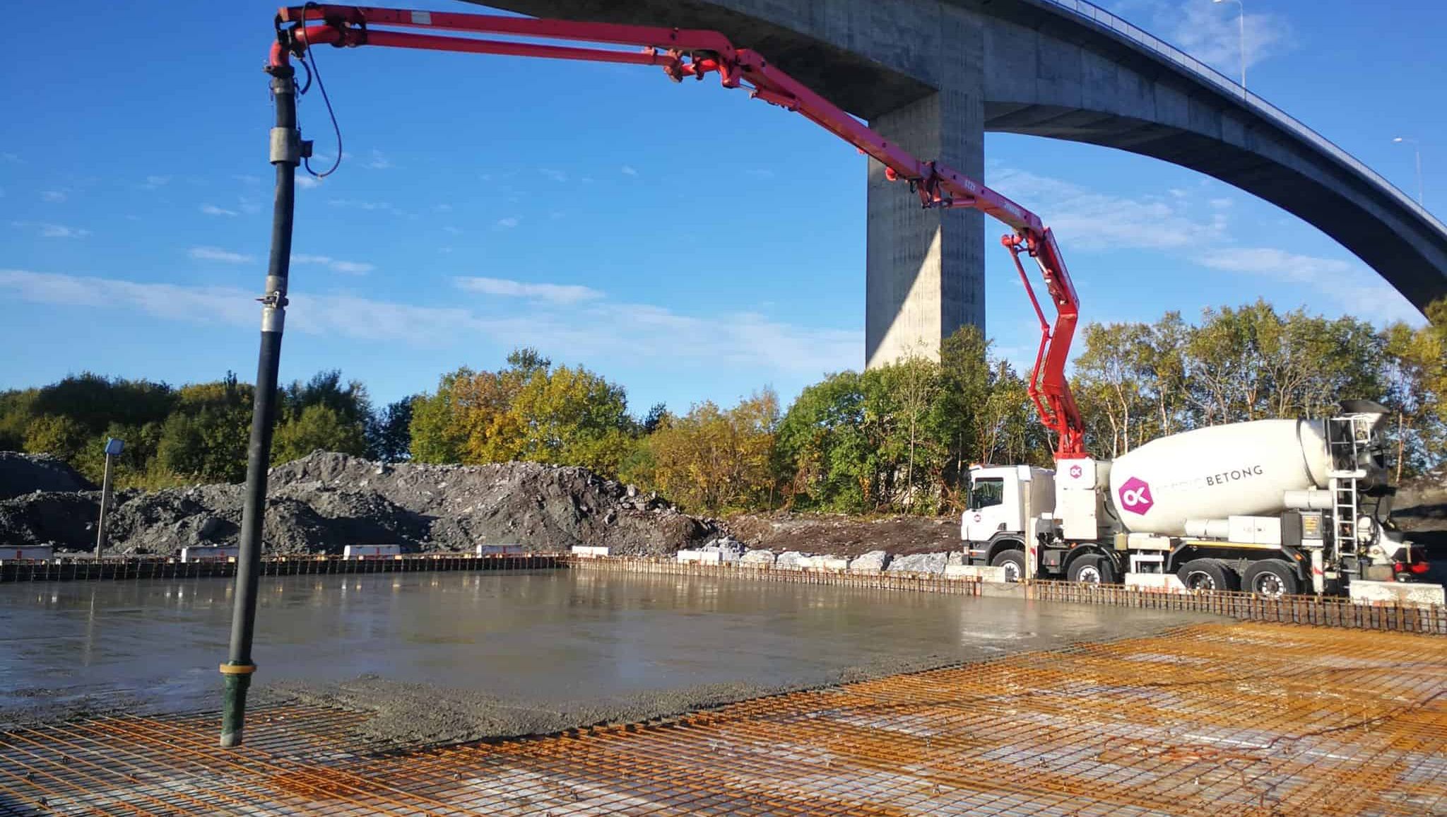 Betongbil under en bro